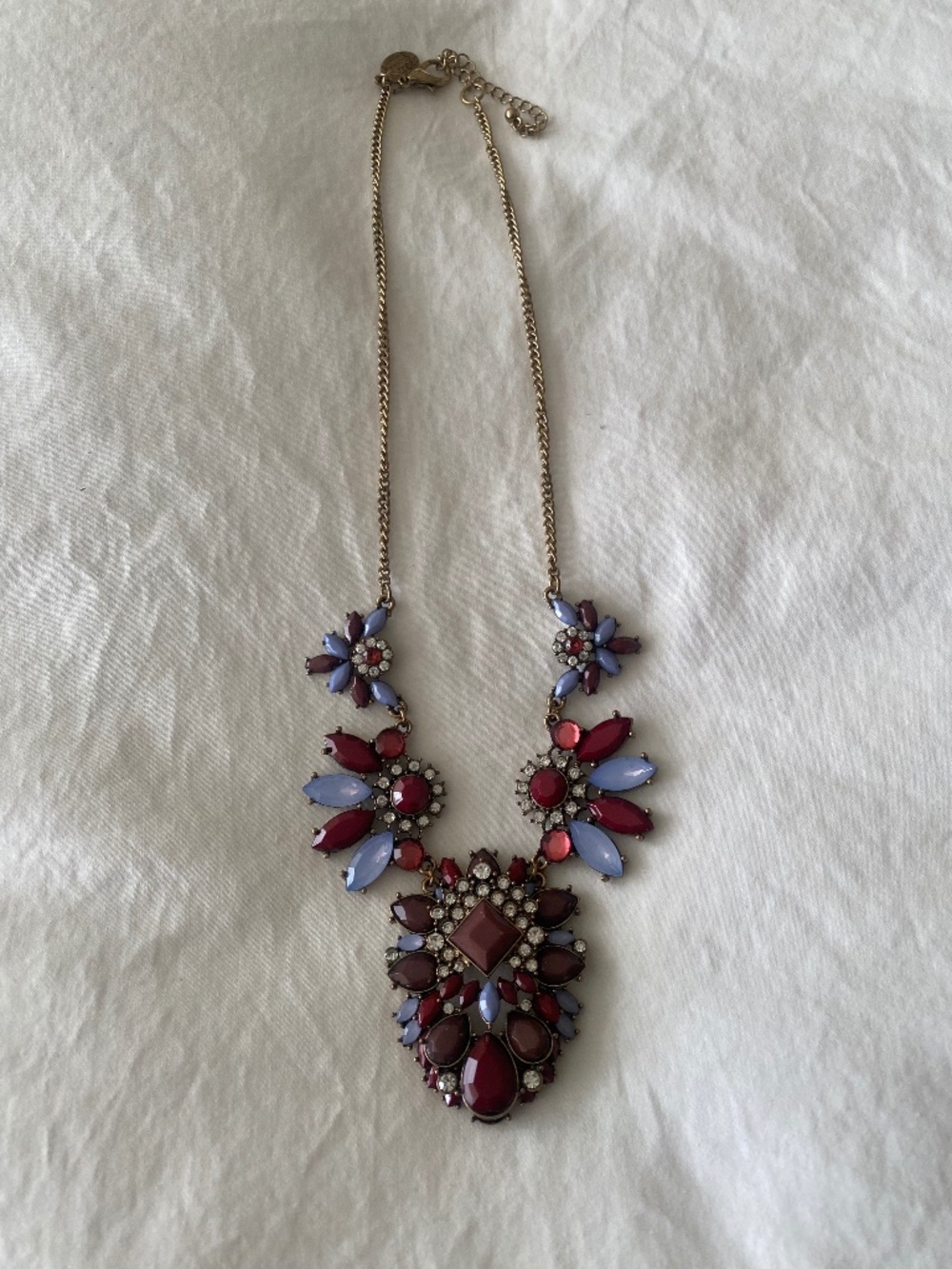 Ladies costume jewelry necklace
